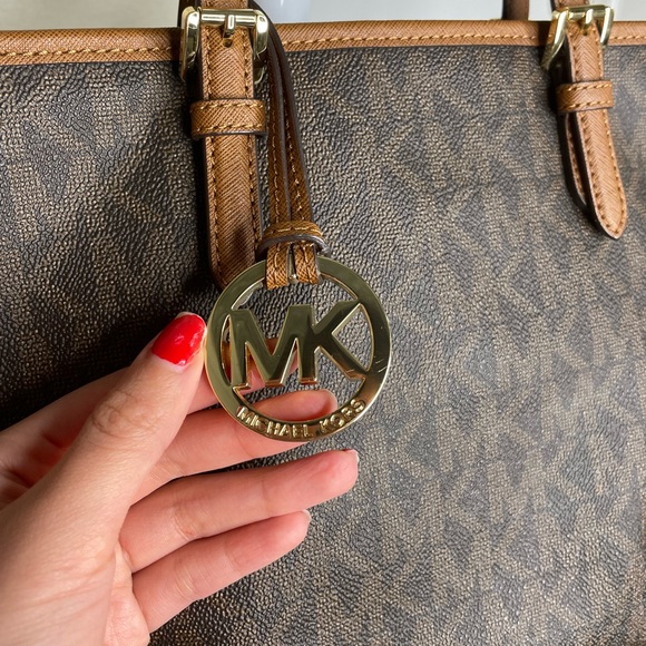 Michael Kors Jet Set Medium Monogram Tote - Picture 13 of 15